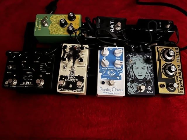 Pedalboard z efektami gitarowymi używanymi do budowania shoegaze